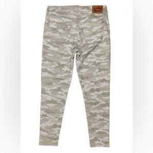 Levi's— 720 High-Rise Super Skinny Crop